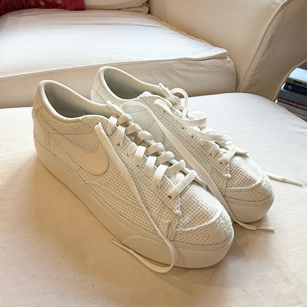 Nike: White Womens's Textured Sneakers (Like New)